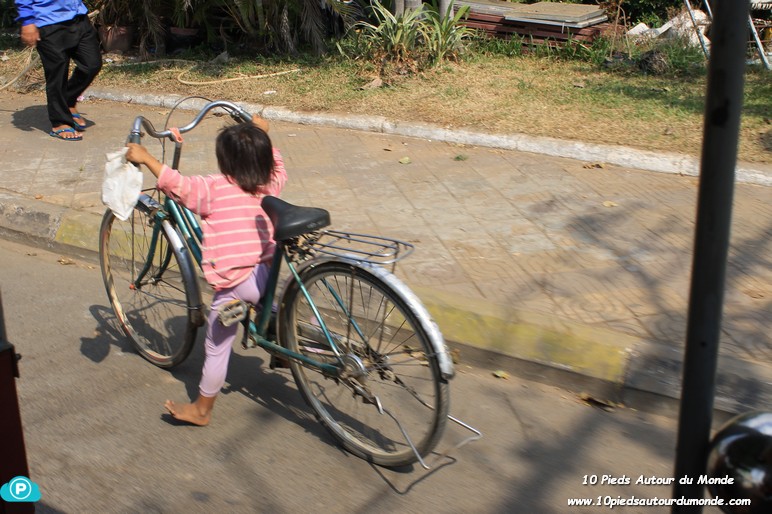 Petite fille à (grand) vélo!
