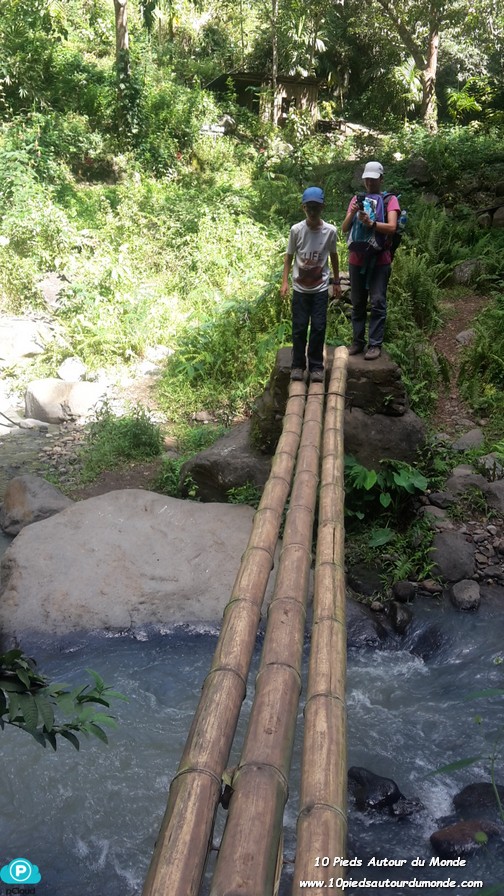 Pont de bambou à traverser